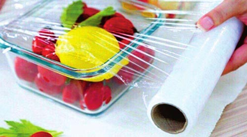 食品塑料保鮮膜透氣性能不達(dá)標(biāo)，內(nèi)部密封的食物仍然會(huì)發(fā)霉變質(zhì)